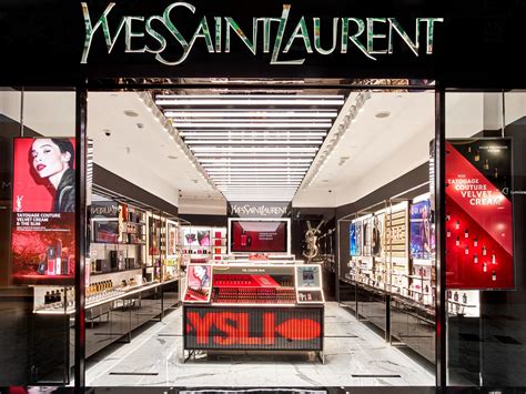 Primul boutique Yves Saint Laurent din Europa s.